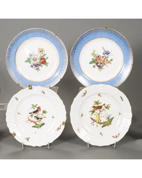 2293-Lote formado por cuatro platos en porcelana esmaltada, dos de ellos alemana con decoración de pájaros e insectos y otros dos en porcela