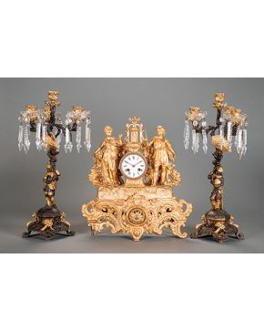 2250-Reloj de sobremesa estilo Luis XV con guarnición de candelabros formados por damas que sostienen antorchas en metal. S. XIX. Altura rel