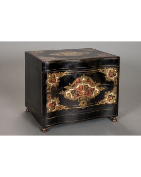 2276-Caja licorera tipo Boullé, Napoleón III, Francia, S. XIX, en madera ebonizada con decoración de latón y carey embutido. Medidas cerrada