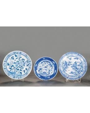 2349-Lote de tres platos chinos en porcelana azul y blanca para la exportación con decoración de diferentes motivos, dinastía Qing, Chin, S.