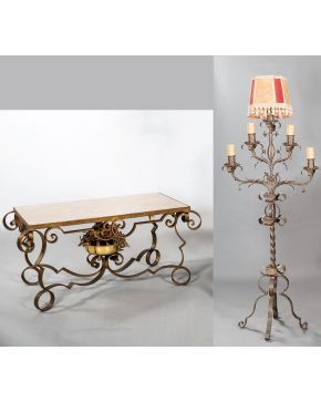 2469-Lote compuesto por mesa centro rectangular  en mármol beige y patas de bronce y ámpara de pie a modo de candelabro español antiguo en b