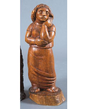 2217-Figura femenina tallada en madera de brezo.  Firmada y fechada: Cruz, 1942"".  Altura: 52 cm.""