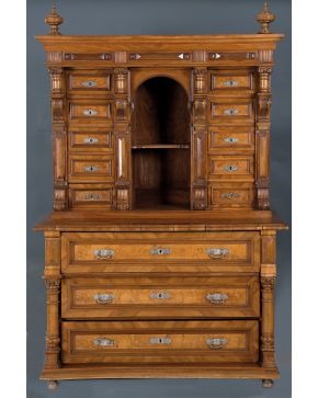 2416-Mueble cabinet en madera rubia tallada: con cuerpo inferior dividido en tres registros y superior compartimentado con hornacina central