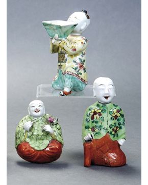 2347-Lote formado por dos figuras masculinas en porcelana china esmaltada, una de ellas arrodilladas en actitud oferente y la segunda tumbad