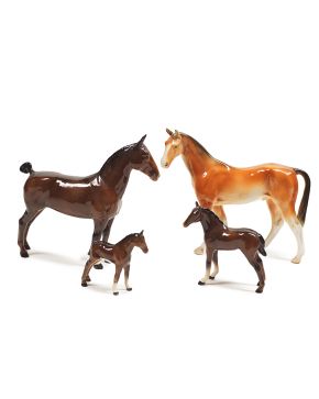 2343-Lote de cuatro caballos. Tres de ellos en porcelana inglesa de Beswick y el cuarto Royal Dux, Bohemia. Altura mayor: 20 cm.