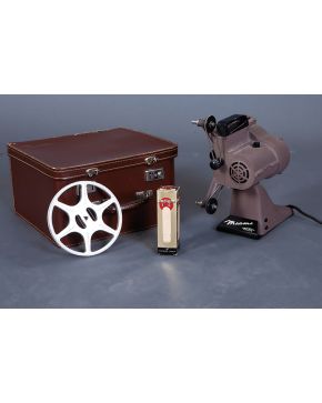 2381-Proyector EMEL"" Francia, Modelo MIAMI, 8 mm. En su estuche de cuero original. Medidas estuche: 20x33,5x34,5 cm.""