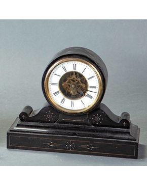 2242-Reloj de sobremesa en mármol negro, Francia, s. XIX. Esfera con numeración romana.  Medidas: 22x10x28 cm.