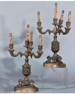 2319-Pareja de candelabros en metal dorado y pavonado, estilo Napoleón III, finales del S.XIX. Altura: 35 cm