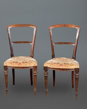 2432-Pareja de sillas en madera tallada, c. 1900, con decoración grabada y asientos forrados en terciopelo adamascado. Altura: 86 cm.