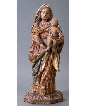 2221-ESCUELA ESPAÑOLA S.XVIII. Virgen con niño"" Escultura en madera tallada dorada, estafoda y policromada.  Altura: 44cm""