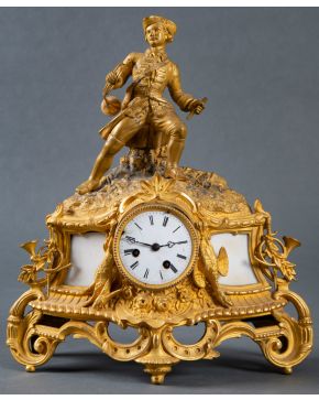 2248-Reloj de sobremesa francés, Napoleón III, en bronce dorado con decoración escultórica en coronamiento y patas de rocalla. Presenta falt