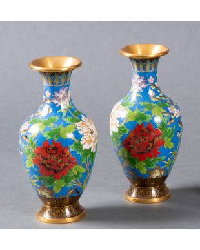 2351-Pareja de jarrones en metal con esmalte cloisonné"".  Altura: 25 cm. ""