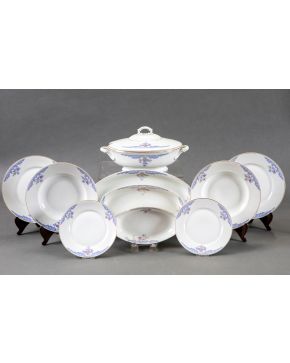 2282-Vajilla en porcelana de Bavaria con elementos florales en tonos violeta. Se compone de: 1 sopera, 8 platos soperos, 24 platos llanos, 1