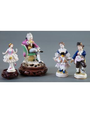 2290-Variado lote en porcelana centroeuropea, c. 1900, formado por: dos figuras femeninas con aplicaciones de encajes, figura de niño y lect