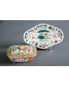 2496-Dos piezas en porcelana Compañía de Indias, s. XVIII-s. XIX. Bandejita abarquillada y caja con tapa en porcelana Familia Rosa de Cantón