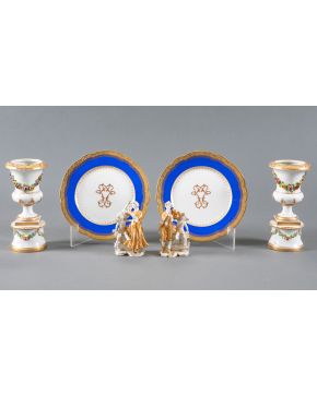 2299-Lote variado en porcelana compuesto por dos platos con iniciales de Maria Antonieta de Sevres, dos jarroncitos en porcelana italiana co