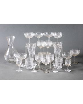 2279 A-Variado lote en cristal, compuesta por: 8 copas de champagne de cristal francés de BACCARAT, 6 copas de champagne con decoración grab