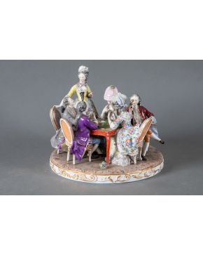 2305-Grupo esculttórico en porcelana alemana Meissen, siglo XX. Jugadores de cartas"".  En porcelana  esmaltada, vidriada y ligeramente dorad