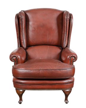 39 A-Sofá “Chesterfield de tres plazas con respaldo capitoné en piel de color tabaco. Medidas: 70 x 205 x 80 cm. ""