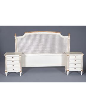 2451-Juego de dormitorio en madera pintada en blanco con detalles en dorado. Compuesto por cabecero de rejilla y pareja de mesillas de noche