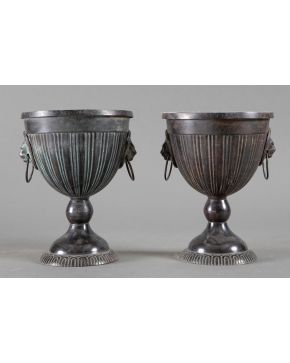 431-Pareja de copas en bronce pavonado con decoración estriada y argollas.  Altura: 21 cm. 