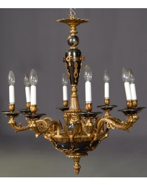 468-Lámpara de techo estilo Napoleón III en bronce dorado y pavonado de ocho luces, decoración de esfinges aladas y motivos vegetales.  Altu