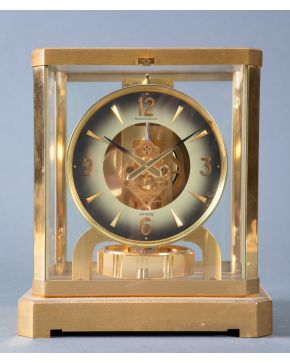 409-Reloj de sobremesa Atmos, Jaeger Lecoultre. En metal dorado y cristal, esfera blanca con numeración mixta de índices y arabiga. Medidas: