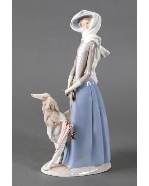 426-LLADRÓ Dama con perrito""  Porcelana esmaltada. Firmada.  Altura: 40 cm.  ""