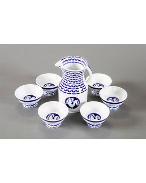 2338-Juego formado por jarro y seís tazas para vino en porcelana esmaltada de Sargadelos. Altura jarro: 19 cm. 