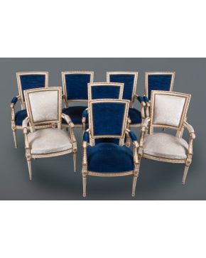 411-RAFAEL GARCIA Seis sillones estilo Luis XVI en madera pintada en blanco con tapiceria en terciopelo azul y pareja de sillones estilo Lui