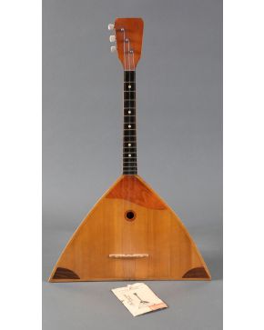 475-Instrumento musical balalaika ruso.  Medidas: 70 x 43 cm. 