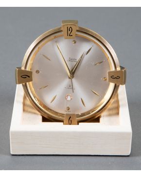 408-Reloj despertador suizo años 60 con calendario en bronce dorado de mesilla con segundero y calendario