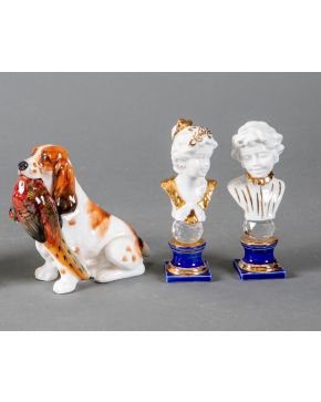 2330-Lote de dos bustos en porcelana valenciana y perro de caza de Royal Doulton. Medidas: