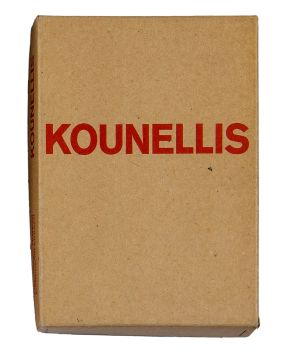 202-JANNIS KOUNELLIS (1936-2017). Sin título"". 1978. Caja con obra-objeto que contiene una barilla de metal, sostenida por un papel encolado