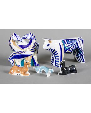 2337-Lote variado de distintos animales en porcelana esmaltada de Sargadelos formado por grupo As San Lucas-Caballos"", figura de vaca y tres