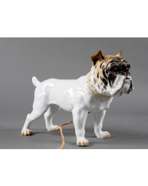 2342-Original lámpara de sobremesa, de la segunad mitad del s.XX. En forma de perro bulldog, realizada en porcelana policromada. Con marca e