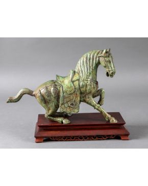 2345-Caballo en bronce sobre peana de madera.  Medidas: 36 x 38 x 17 cm. 