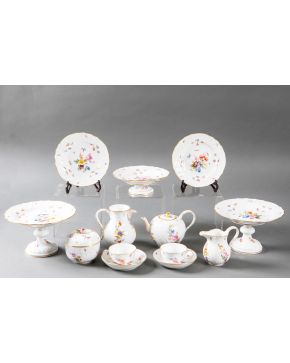 2273-Vajilla de merienda en porcelana esmalada, dorada y moldeada Neu Ozier"" Meissen Pp. S.XX. Con marcas en la base. Exquisita decoración f