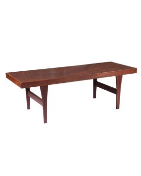 92-Estilo JOHANNES ANDERSEN, Dinamarca c. 1960 Mesa de café con cajones laterales en madera de teca Medidas: 53 x 159 x 59,5 cm.