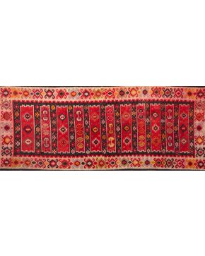 440-Alfombra-kilim de pasillo tipo Sarkoy (Turquía) de diseño de bandas sobre fondo rojo y friso color marfil.   Medidas: 329 x 136 cm.  