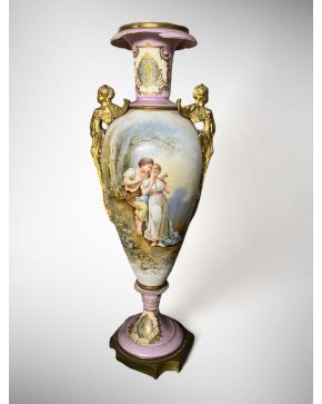 2306-Jarrón en porcelana francesa estilo Sévres c. 1890. Firmado Theobald. Se representa un escena pastoril en anverso y un paisaje en el re