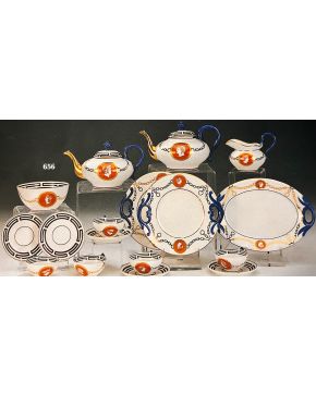 2271-Juego de té en porcelana francesa , 2º mitad S.XIX. Con decoración de bustos al interior de óvalo. Consta de: 5 tazas, 8 platos pequeño