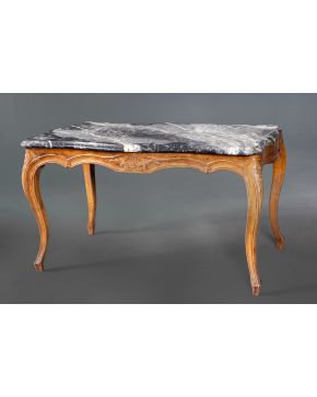 2310-Mesa de tresillo en madera de haya patinada estilo Luis XV años 60 con tapa de mármol negro veteado. Medidas: 50