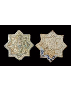 2235-Pareja de azulejos en forma de estrella de ocho puntas en cerámica de reflejo metálico, Persia. Decorados con motiv