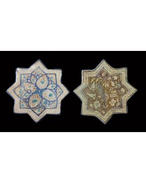 2234-Pareja de azulejos en forma de estrella de ocho puntas en cerámica de reflejo metálico, Persia. Decorados con motiv