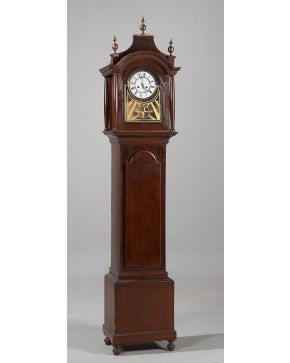 2261-Reloj de antesala en madera patinada, S.XX. Alguna falta. Medidas: 207 x 31 x 44 cm.