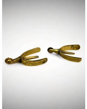 2161-Pareja de espuelas decorativas en bronce dorado, con acantos grabados. Longitud: 8,5 cm.