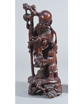 2215-Anciano con niño"" Escultura china en madera tallada. Altura: 37,5 cm""