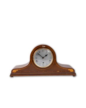 2193-Reloj de sobremesa estilo inglés en madera policromada y marquetería. Altura: 25 cm 