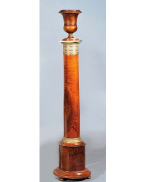 2418-Candelero en madera de nogal y bronce dorado, Luis Felipe, Francia c. 1820. Copa superior extensible y regulable en